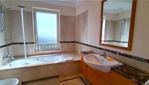 Moradia V4 com piscina terraços no Golfe Monte Rei (-)