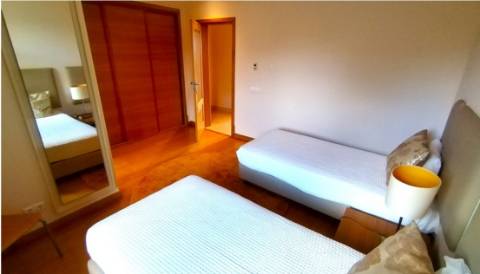 Moradia V4 com piscina terraços no Golfe Monte Rei (-)