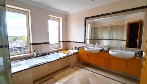 Moradia V4 com piscina terraços no Golfe Monte Rei (-)