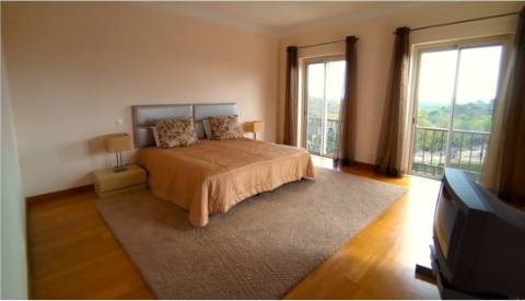 Moradia V4 com piscina terraços no Golfe Monte Rei (-)