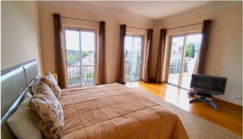 Moradia V4 com piscina terraços no Golfe Monte Rei (-)