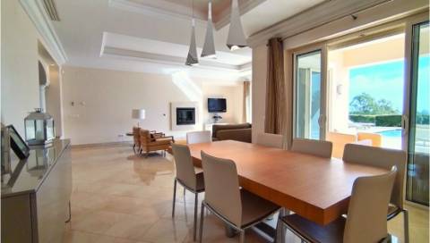 Moradia V4 com piscina terraços no Golfe Monte Rei (-)