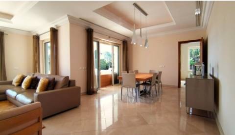 Moradia V4 com piscina terraços no Golfe Monte Rei (-)