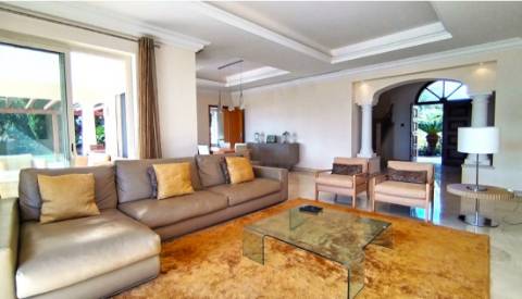 Moradia V4 com piscina terraços no Golfe Monte Rei (-)