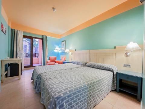 Apartamento T2 Arrendamento Anual - 1º Linha de Praia - Isla Canela com Garagem Privada e Varanda