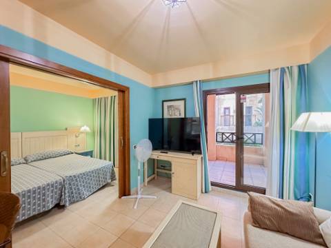 Apartamento T2 Arrendamento Anual - 1º Linha de Praia - Isla Canela com Garagem Privada e Varanda