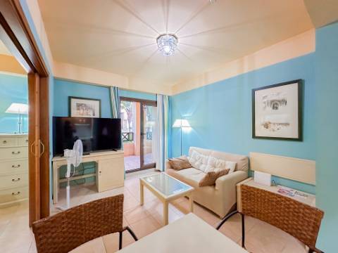 Apartamento T2 Arrendamento Anual - 1º Linha de Praia - Isla Canela com Garagem Privada e Varanda