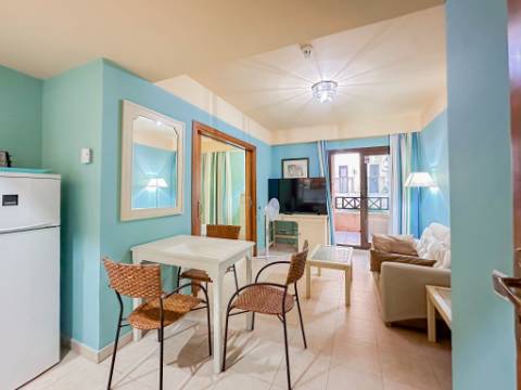 Apartamento T2 Arrendamento Anual - 1º Linha de Praia - Isla Canela com Garagem Privada e Varanda