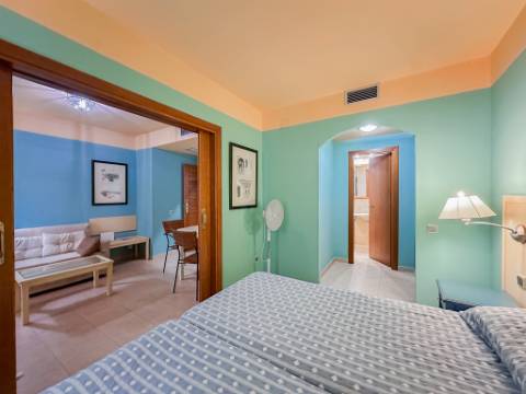 Apartamento T2 Arrendamento Anual - 1º Linha de Praia - Isla Canela com Garagem Privada e Varanda