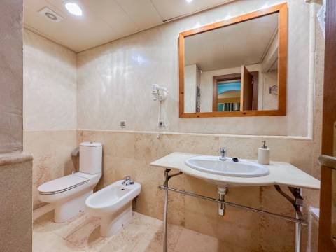 Apartamento T2 Arrendamento Anual - 1º Linha de Praia - Isla Canela com Garagem Privada e Varanda