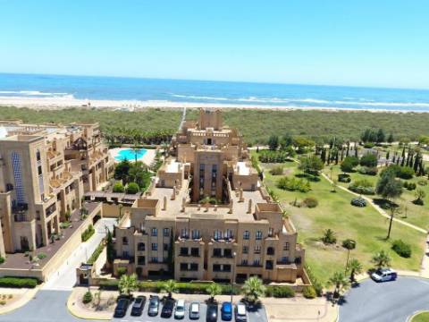 Apartamento T2 Arrendamento Anual - 1º Linha de Praia - Isla Canela com Garagem Privada e Varanda