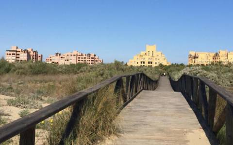 Apartamento T2 Arrendamento Anual - 1º Linha de Praia - Isla Canela com Garagem Privada e Varanda