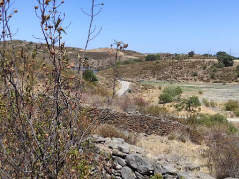 TERRENO COM 100.060 M2 - POSSIBILIDADE DE CONSTRUÇÃO - HABITAÇÃO E/OU TURISMO - JUNTO A BARRAGEM DA CAROUCHA - BOTELHAS - CASTRO MARIM - ALGARVE