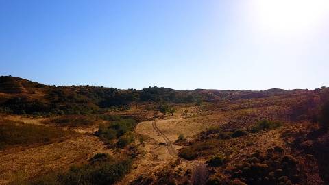 TERRENO COM 100.060 M2 - POSSIBILIDADE DE CONSTRUÇÃO - HABITAÇÃO E/OU TURISMO - JUNTO A BARRAGEM DA CAROUCHA - BOTELHAS - CASTRO MARIM - ALGARVE