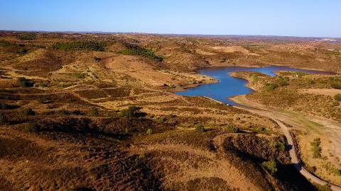 TERRENO COM 100.060 M2 - POSSIBILIDADE DE CONSTRUÇÃO - HABITAÇÃO E/OU TURISMO - JUNTO A BARRAGEM DA CAROUCHA - BOTELHAS - CASTRO MARIM - ALGARVE