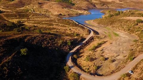 TERRENO COM 100.060 M2 - POSSIBILIDADE DE CONSTRUÇÃO - HABITAÇÃO E/OU TURISMO - JUNTO A BARRAGEM DA CAROUCHA - BOTELHAS - CASTRO MARIM - ALGARVE