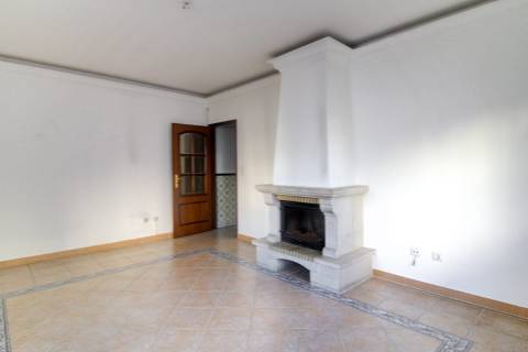 Apartamento T2 com 2 WC Renovado com lugar de parqueamento em garagem e sotão em Vila Real de Santo António