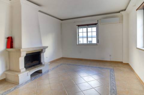 Apartamento T2 com 2 WC Renovado com lugar de parqueamento em garagem e sotão em Vila Real de Santo António