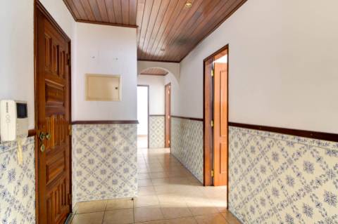 Apartamento T2 com 2 WC Renovado com lugar de parqueamento em garagem e sotão em Vila Real de Santo António