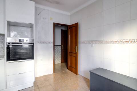 Apartamento T2 com 2 WC Renovado com lugar de parqueamento em garagem e sotão em Vila Real de Santo António