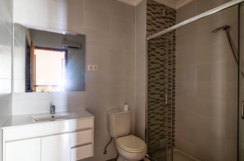 Apartamento T2 com 2 WC Renovado com lugar de parqueamento em garagem e sotão em Vila Real de Santo António