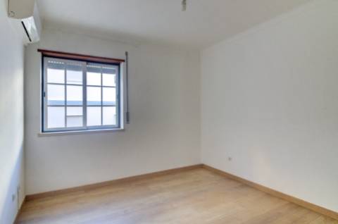 Apartamento T2 com 2 WC Renovado com lugar de parqueamento em garagem e sotão em Vila Real de Santo António