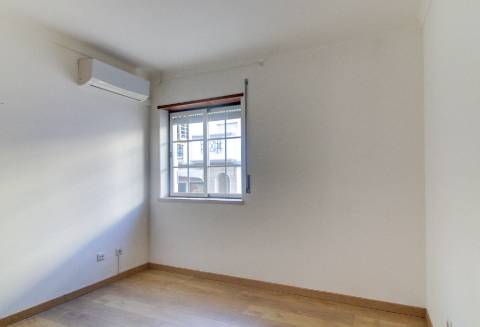 Apartamento T2 com 2 WC Renovado com lugar de parqueamento em garagem e sotão em Vila Real de Santo António