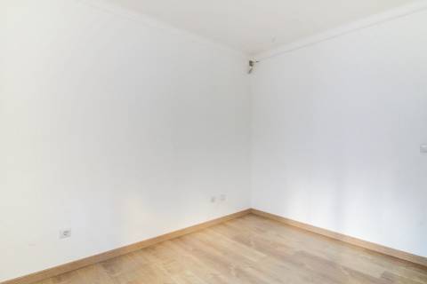 Apartamento T2 com 2 WC Renovado com lugar de parqueamento em garagem e sotão em Vila Real de Santo António