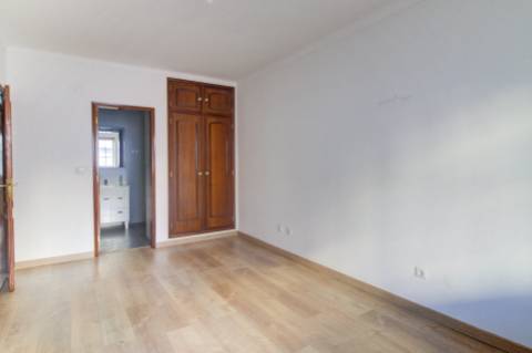 Apartamento T2 com 2 WC Renovado com lugar de parqueamento em garagem e sotão em Vila Real de Santo António