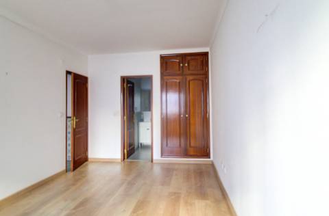 Apartamento T2 com 2 WC Renovado com lugar de parqueamento em garagem e sotão em Vila Real de Santo António