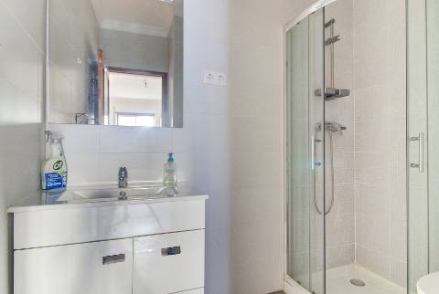 Apartamento T2 com 2 WC Renovado com lugar de parqueamento em garagem e sotão em Vila Real de Santo António