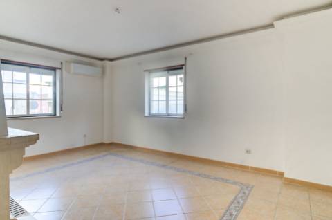 Apartamento T2 com 2 WC Renovado com lugar de parqueamento em garagem e sotão em Vila Real de Santo António
