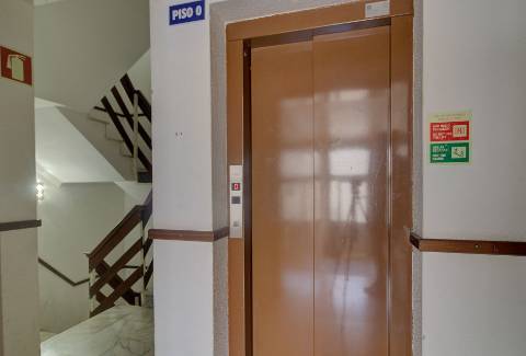 Apartamento T2 com 2 WC Renovado com lugar de parqueamento em garagem e sotão em Vila Real de Santo António