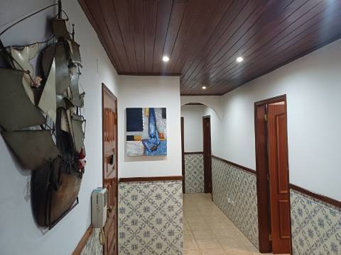 Apartamento T2 com 2 WC Renovado com lugar de parqueamento em garagem e sotão em Vila Real de Santo António