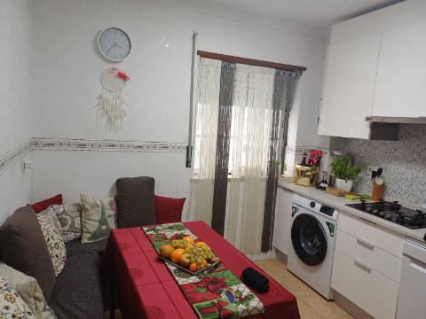 Apartamento T2 com 2 WC Renovado com lugar de parqueamento em garagem e sotão em Vila Real de Santo António