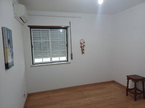 Apartamento T2 com 2 WC Renovado com lugar de parqueamento em garagem e sotão em Vila Real de Santo António