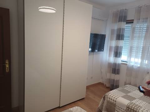 Apartamento T2 Mobilidado, com 2 WC Renovado com lugar de parqueamento em garagem e sotão em Vila Real de Santo António
