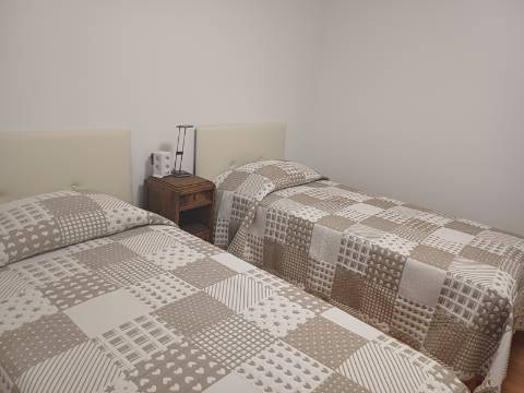 Apartamento T2 Mobilidado, com 2 WC Renovado com lugar de parqueamento em garagem e sotão em Vila Real de Santo António