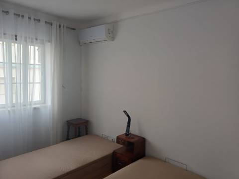 Apartamento T2 Mobilidado, com 2 WC Renovado com lugar de parqueamento em garagem e sotão em Vila Real de Santo António