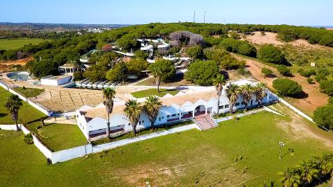 Oportunidade de Investimento no Algarve - Terreno com Viabilidade para Projeto Turístico.