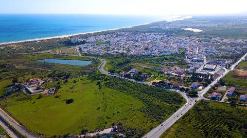 Oportunidade de Investimento no Algarve - Terreno com Viabilidade para Projeto Turístico.