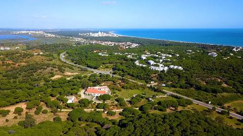 Oportunidade de Investimento no Algarve - Terreno com Viabilidade para Projeto Turístico.