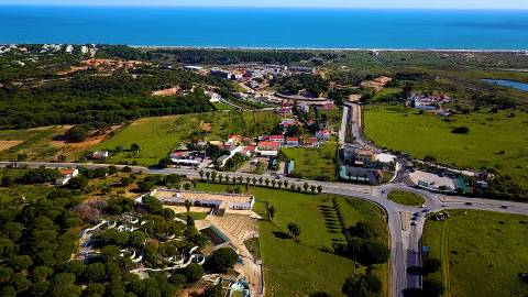 Oportunidade de Investimento no Algarve - Terreno com Viabilidade para Projeto Turístico.