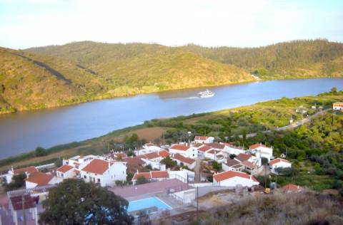 Empreendimento Turístico com 22 quartos situado na margem do rio Guadiana em Guerreiros do Rio