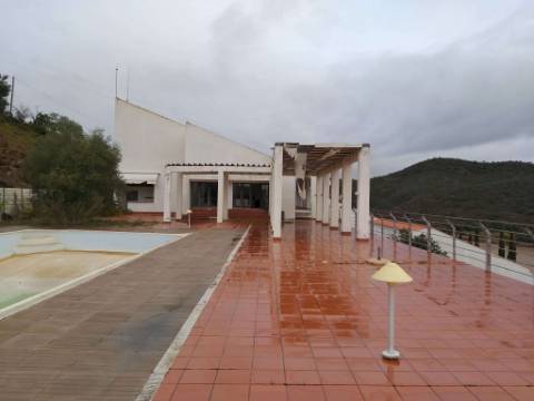 Empreendimento Turístico com 22 quartos situado na margem do rio Guadiana em Guerreiros do Rio