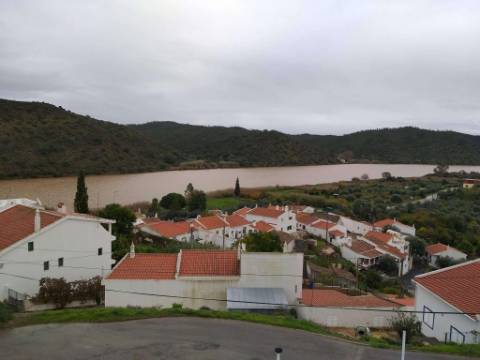 Empreendimento Turístico com 22 quartos situado na margem do rio Guadiana em Guerreiros do Rio
