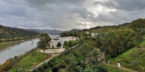 Empreendimento Turístico com 22 quartos situado na margem do rio Guadiana em Guerreiros do Rio