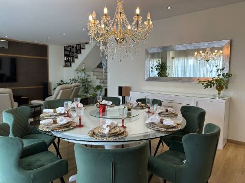 Magnífica Moradia T5 com excelentes áreas - Espaço, Conforto e Elegância!