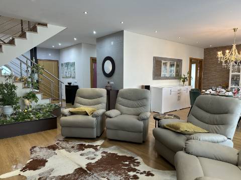 Magnífica Moradia T5 com excelentes áreas - Espaço, Conforto e Elegância!