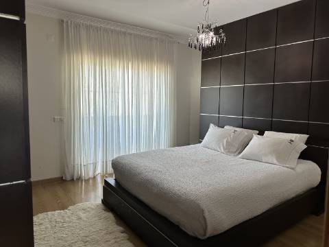 Magnífica Moradia T5 com excelentes áreas - Espaço, Conforto e Elegância!